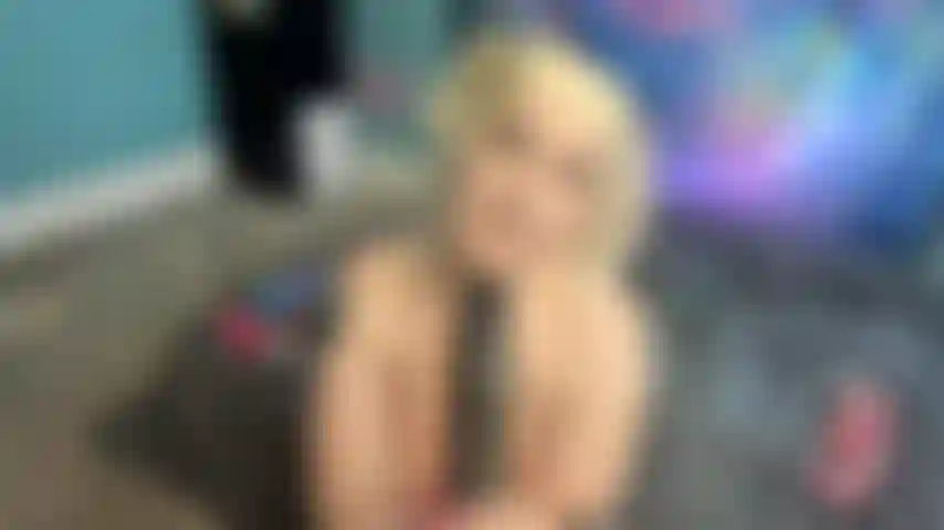 Genre omg blonde bimbo en spit-roast.
