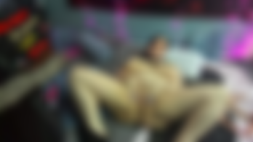 Qui supplie pour une bite et qui gicle.