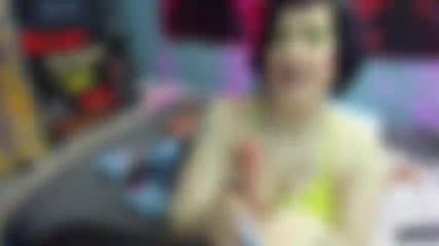 Bâillonnée, baveuse, en train de faire une gorge profonde.