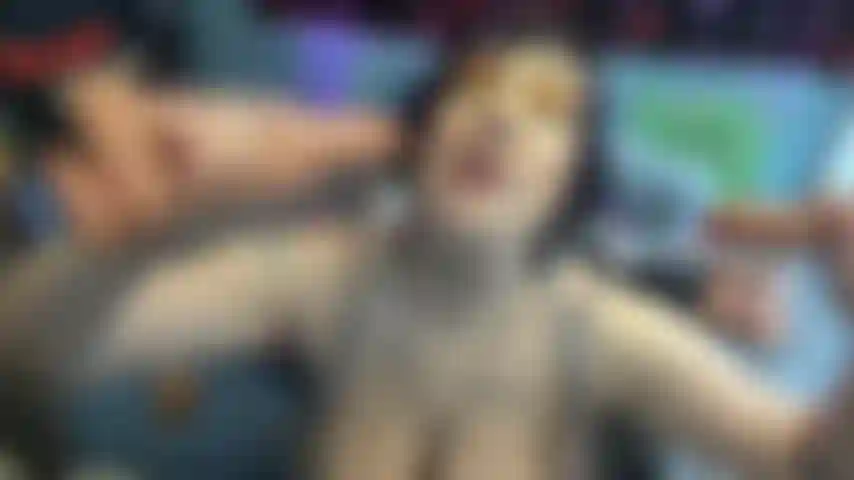 Bimbo gangbang ! Hermétique suppliant de jouir, plusieurs trous pilés !