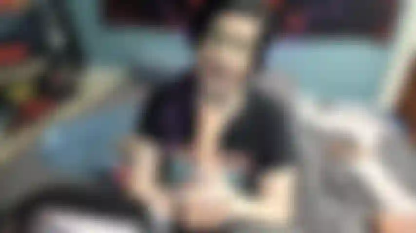 Une petite amie métalleuse qui supplie pour de l'anal + un creampie anal.