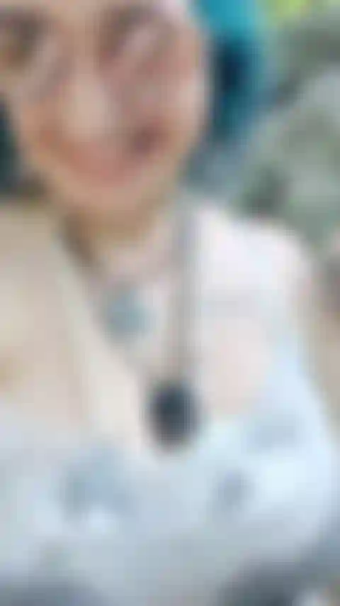 Des seins clignotants dans les bois.