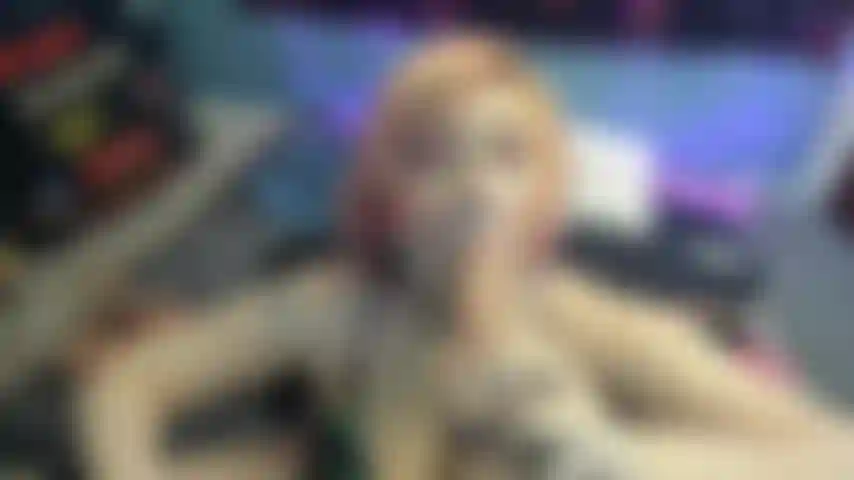 Bâillonnée, crachant, bavant sur les seins, gorge profonde, tête bâclée.