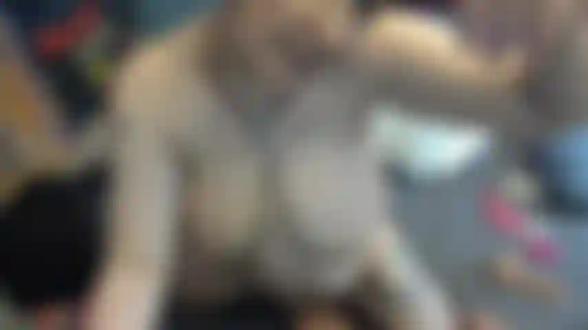 Je monte un andrew et je discute de fantasmes à trois f/f/m.