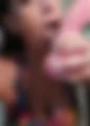 Je lèche un gros gode.