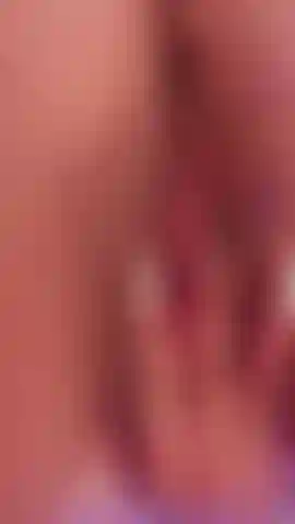 Je veux que tu suces mes doigts.