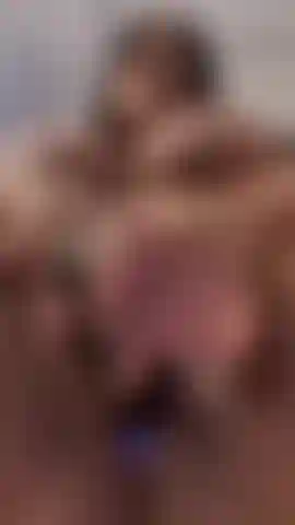 Douche dorée, gémissements bruyants.