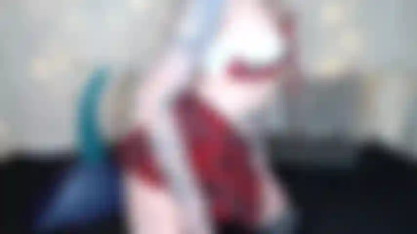 Une écolière utilise un jouet fantastique dans le cul.