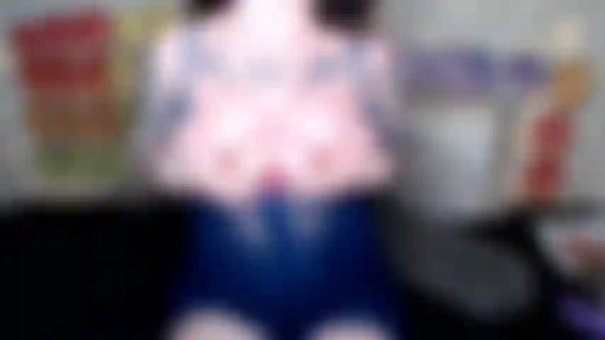 Jouissant fort avec mon vibromasseur violet dans ma poupée bleu foncé.