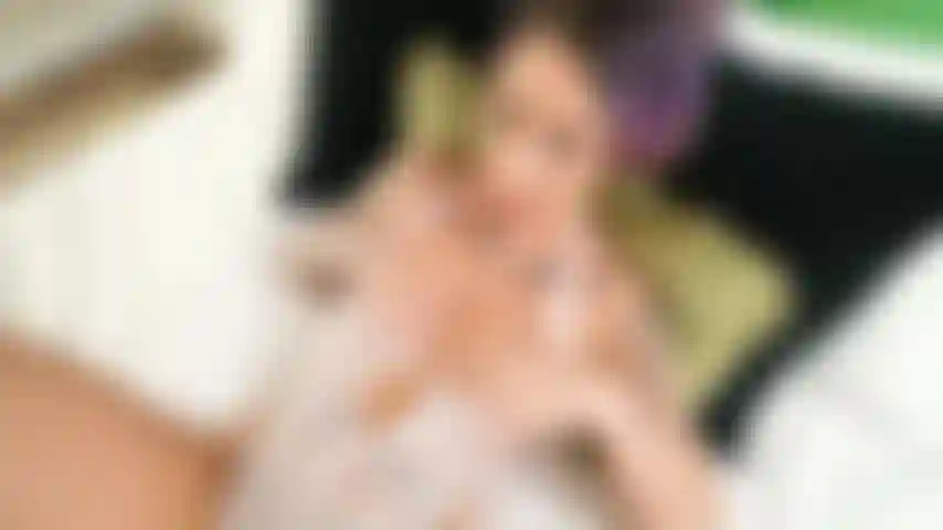 Mon mari est parti et m'a laissé excitée. Sa sœur s'est arrêtée parce qu'ils avaient des projets. Elle m'a attrapé.. Je joue avec moi-même et elle a décidé de se joindre et d'aider. Je baise la soeur de mon mari.