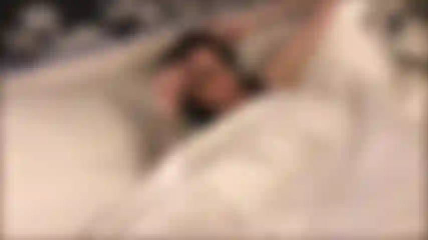 La meilleure amie de ta fille reste la nuit. Vous ne pouvez pas vous empêcher de vous y faufiler. Quand elle réalise ce qui se passe, elle avoue qu'elle a toujours pensé que tu étais sexy. Chut tais-toi !