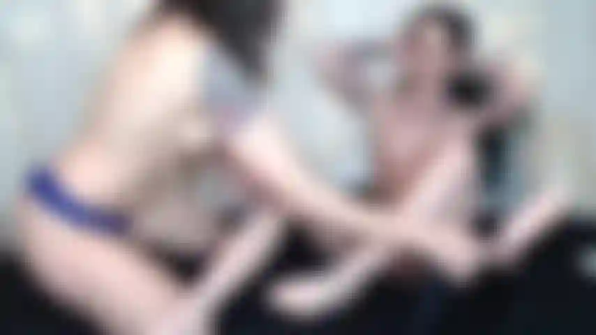 Un autre show d'or lesbien chaud !! Je mange de la chatte/du cul. Cumming !!! Strapon ! Anal !!