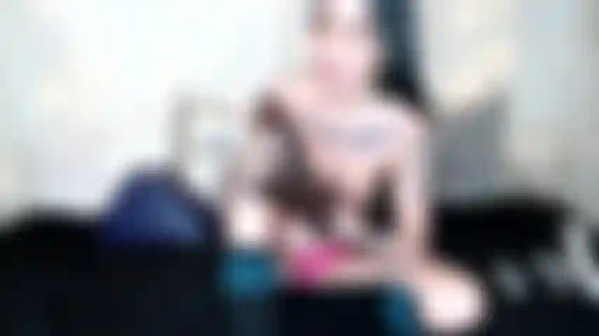 Un autre jouet géant que j'utilise pour mon cul ! Celle-ci est encore plus grande que l'autre. Puis-je le faire ? Hehe.