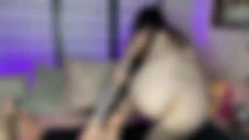 Fais vibrer mon clitoris, ma putain de chatte, mon tip vibe et mon plug anal pour l'orgasme ultime.