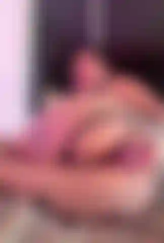 Je baise mon trou du cul serré avec un gode transparent.