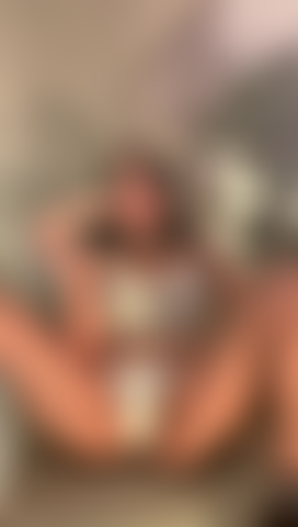 Je baise ma chatte en missionnaire.