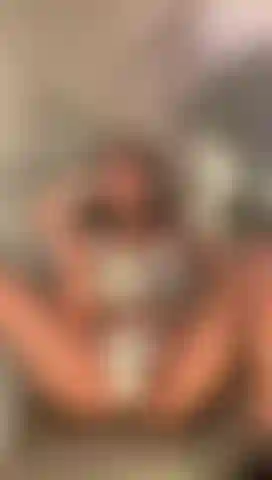 Je baise ma chatte en missionnaire.