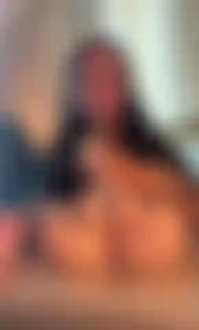 Une jolie fille qui suce un énorme gode.