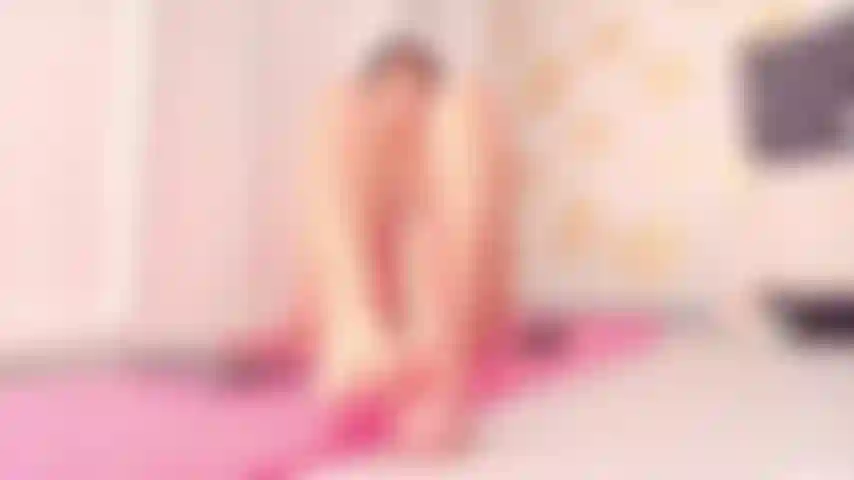 J'adore sentir ta bite entre mes orteils.