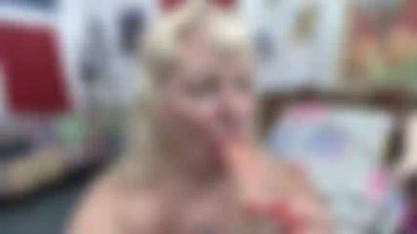 Pov_de_moi_en_train_de_sucer_un_jouet_blanc---gémissant_et_discutant_salopement---debout_montrant_mon_gros_cul_dans_des_escarpins_verts_et_des_bas_cuissardes_bronzés.