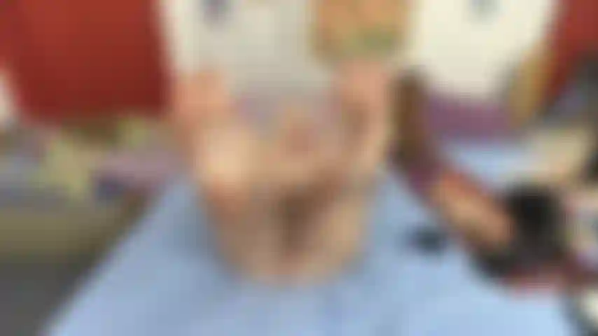 Des plantes des pieds, des orteils et une chatte avec du vernis à ongles gris.