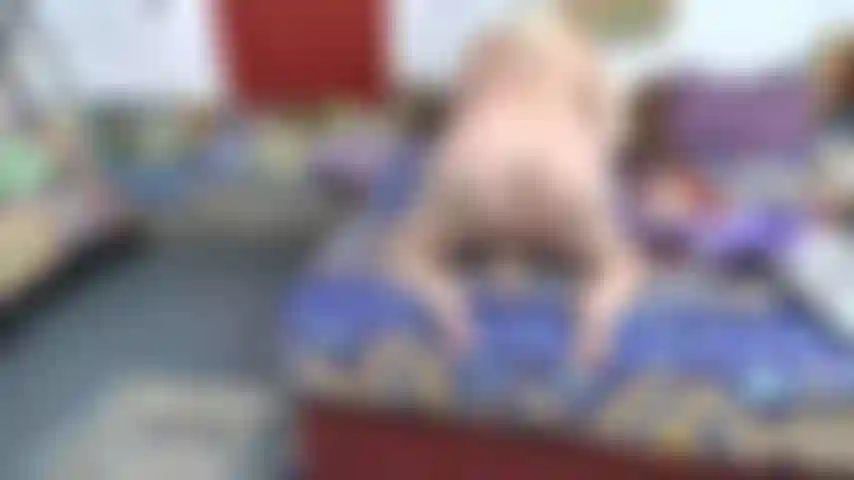 Une cowgirl inversée avec la plante des pieds qui baise ma chatte avec un jouet, une conversation de milf chaude.