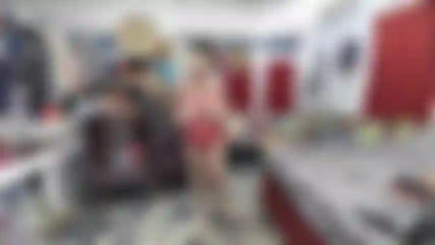 Une femme au foyer qui essaie de garder le travail de son mari --- je porte une tenue seins nus avec des seins --- oh ta bite est trop grosse, désolée, je suppose qu'il va perdre son travail.