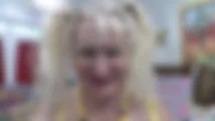 Point de vue du visage uniquement, sans maquillage, couettes --- je mets un jouet sur mon visage pour que je puisse sentir ta noix.