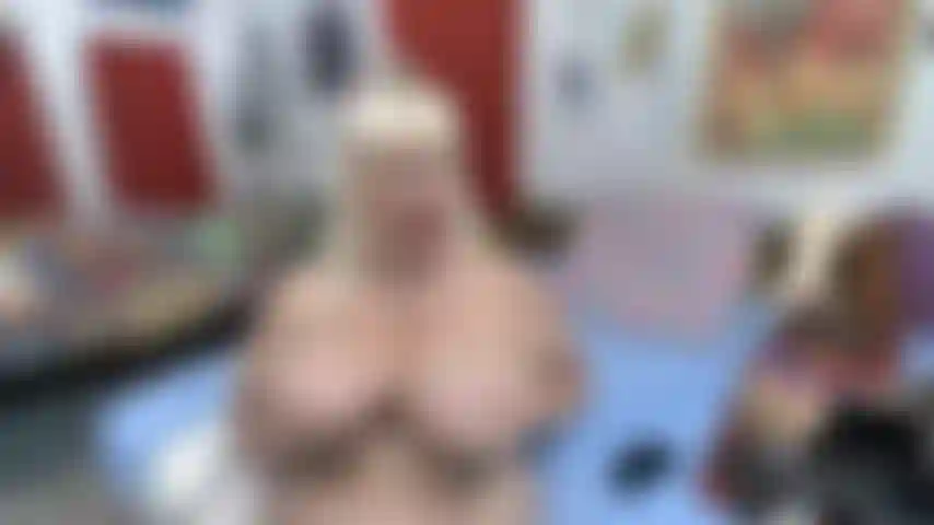 Mes seins qui bougent dans mes mains, allongée sur le dos, baisant ma chatte avec un jouet blanc sur des talons hauts noirs, fais de moi ta pute devant ta caméra.