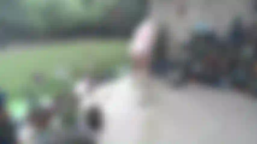 Nue sur le patio avec des seins, un cul, une chatte, un ventre, un cul écarté, baisant une chatte dans un fauteuil à bascule - j'espère que les voisins ne me voient pas.