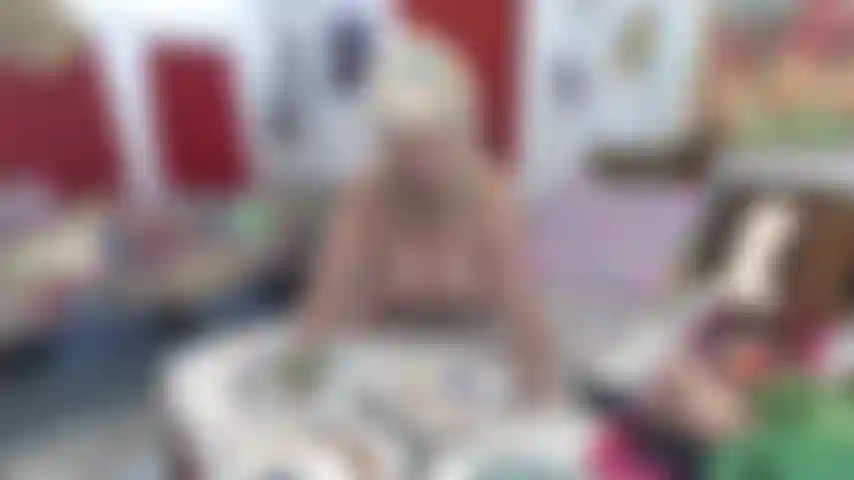 Cheveux en queue de cheval, face à la caméra à quatre pattes, te suppliant de faire jouir ma chatte et de me mettre enceinte.