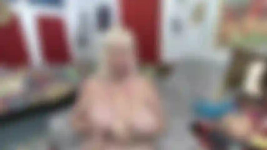 Je fais gicler un jouet blanc sur mon visage et mes seins --- paroles cochonnes.