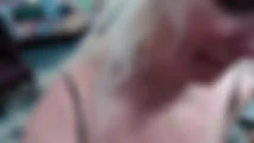 Oreilles de chat, queue en plug anal, bas résille noirs talons rouges---je vais à une fête d'halloween---1 sein qui dépasse de la tenue.