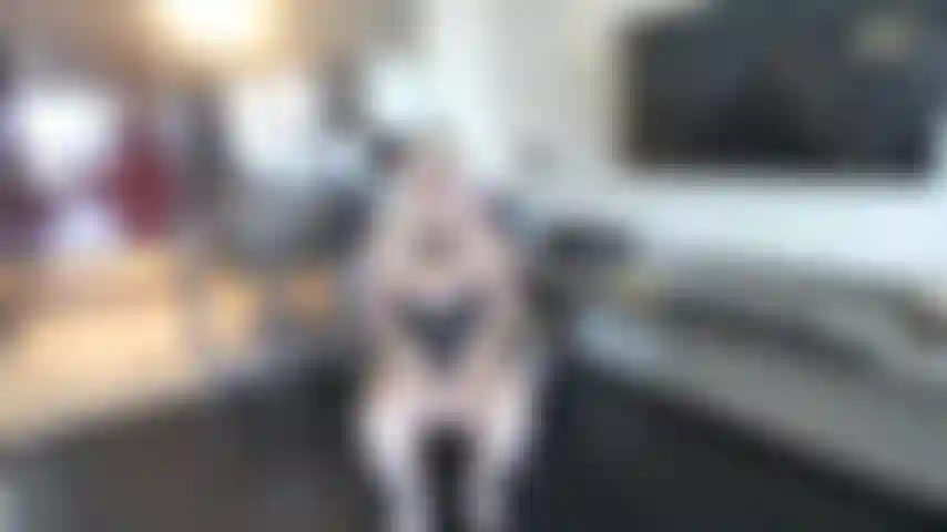 Vidéo nourriture---talons noirs---lingerie---seins qui pendent---sucer une banane---écarte les jambes en l'air en baisant la banane---mange la banane.