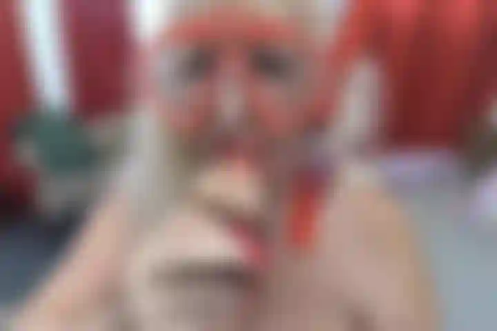 Le point de vue du visage ne fait que sucer un masque de plongée jouet.