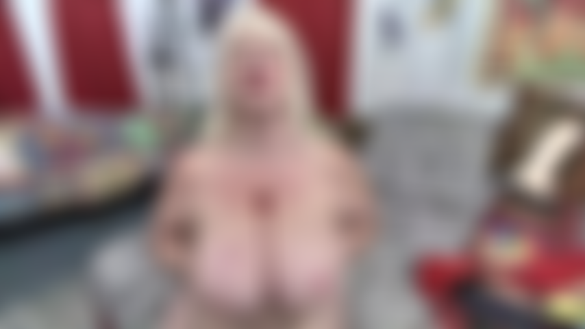 Seins secoués dans les mains et suspendus --- branlette espagnole, jouet blanc, rouge à lèvres rouge, ventre, chatte ouverte avec des paroles cochonnes.