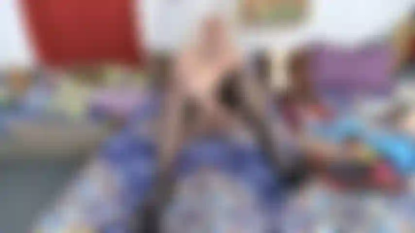 Des cuissardes noires transparentes, des talons, te faisant manger ma chatte, en levrette avec le trou du cul écarté.