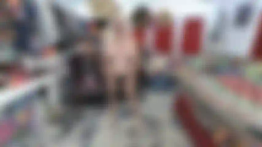 Bbc_strapon_dangling_pendant_que_j'encourage_les_hooligans_de_la_bbc--seins pendants et ventre.