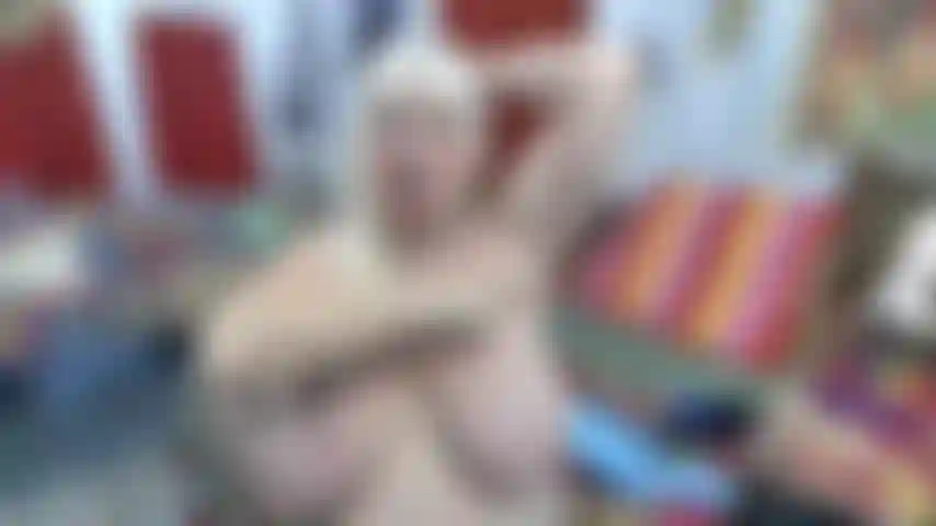 Seins, aisselles et plantes des pieds pendants avec encouragement.