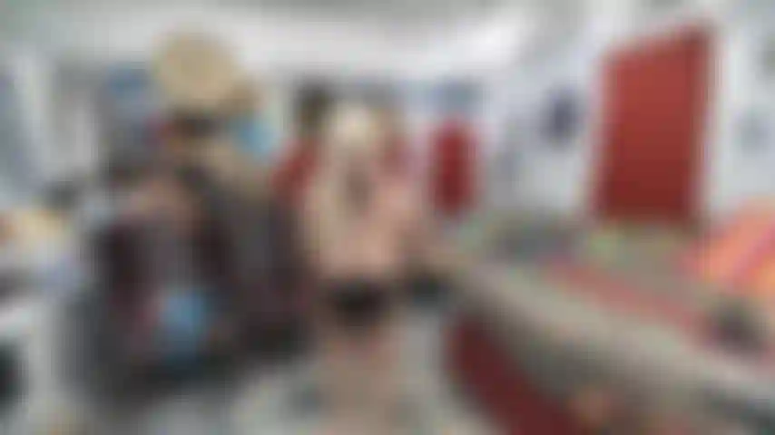 Debout dans un corset noir et une culotte string, montrant mes seins, allongée sur le dos, tirant ma culotte sur le côté avec des paroles cochonnes.