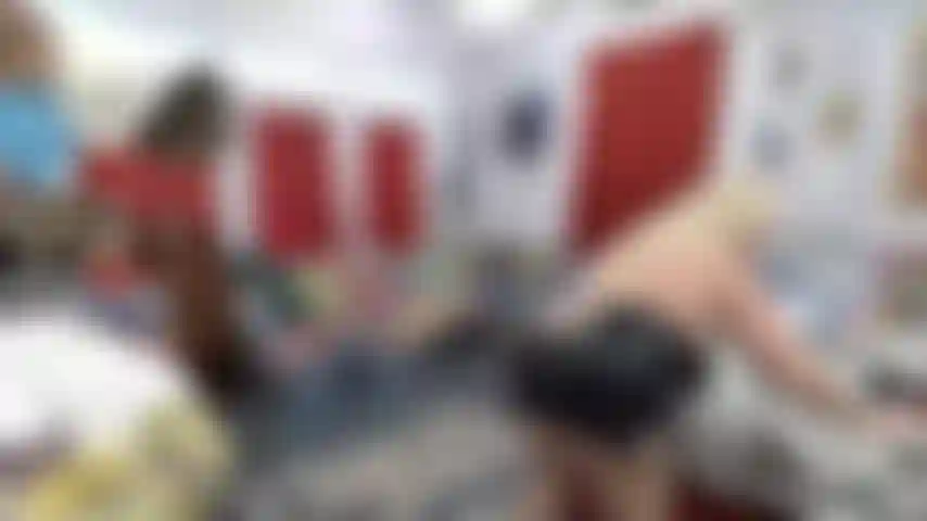 Robe noire, seins, poupée gonflable débarrassée.