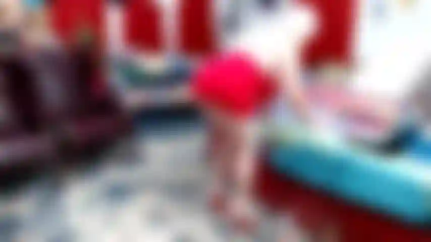 Robe rouge & talons hauts rouges--vidéo de tease---changement en robe blanche--seins & fesses qui rebondissent---levrette inversée avec un jouet noir dans la chatte.