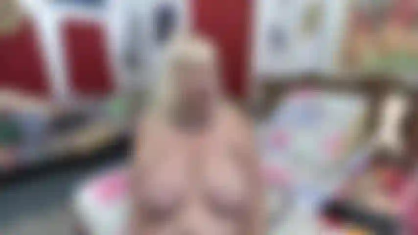 Je baise ta milfy --- les seins qui pendent seulement --- sur le côté du lit pour que les seins pendent et montrent ton cul --- face à la caméra avec les seins qui pendent --- donne des encouragements.