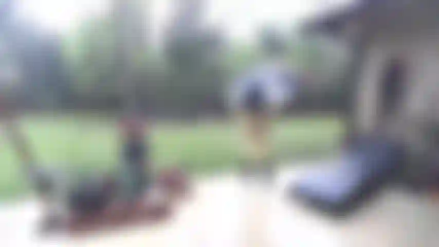 Voyeur---imperméable jaune et parapluie montrant ses seins, sa chatte et son cul.