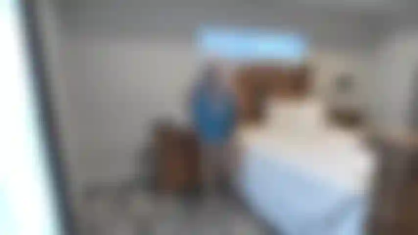 Jeu de rôle : mon amant a une liaison --- lui botte les couilles, pose, seins nus.