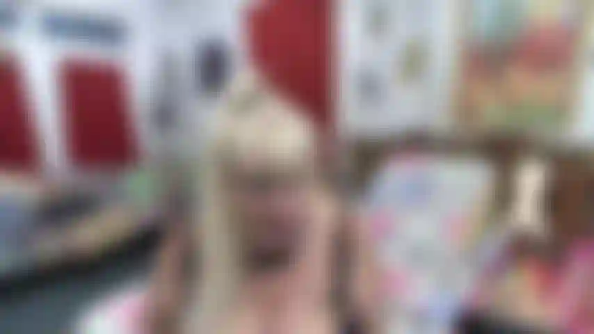 Belle-mère - baise belle-mère dans ses bottes noires - baise la chatte avec un jouet blanc.