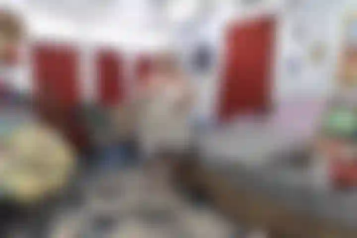 Une voisine coquine - quelqu'un à la porte et j'ai accidentellement laissé tomber la serviette.