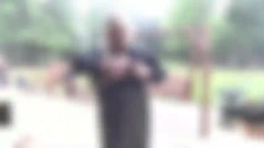 Je baise ma chatte avec un jouet blanc sur la balançoire du porche sous la pluie, je baise des nichons et je suce un jouet.