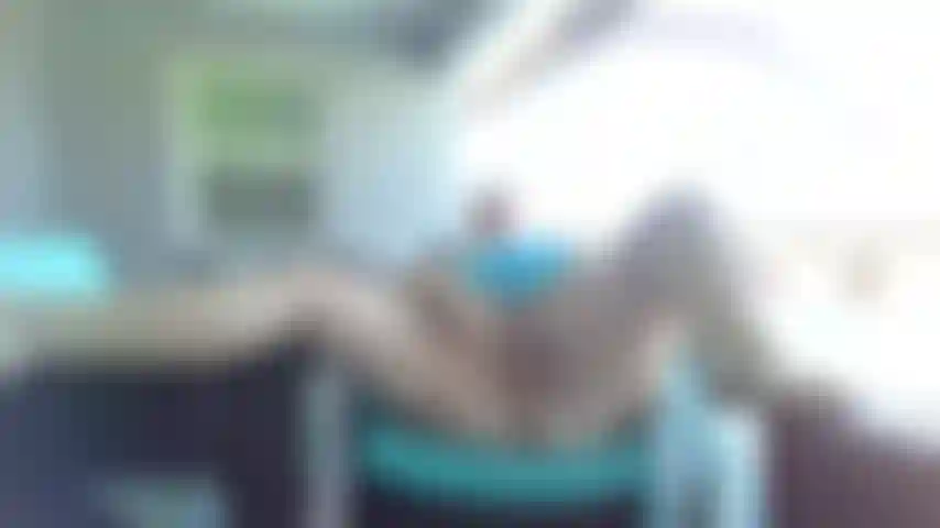 Sur une chaise de patio, j'écarte ma chatte et je la baise avec un jouet, en train de sucer un jouet.