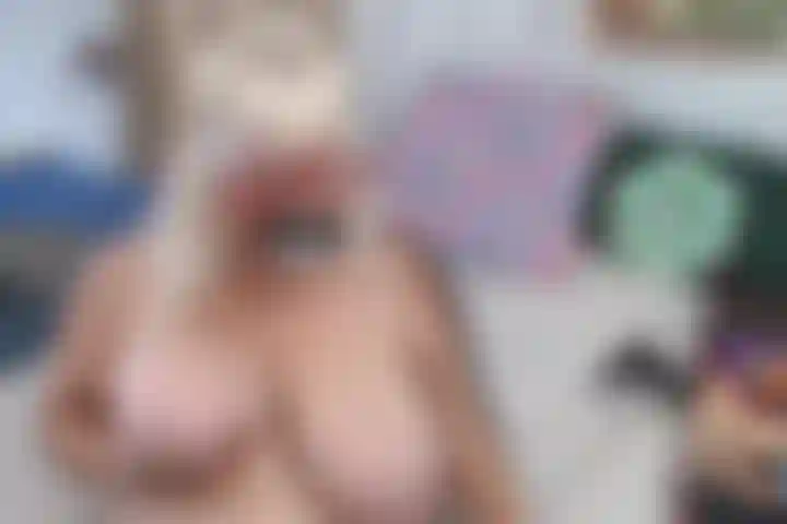 Titty baise un jouet et gémit avec un masque de plongée, un régulateur dans la bouche et un jouet qui éjacule.